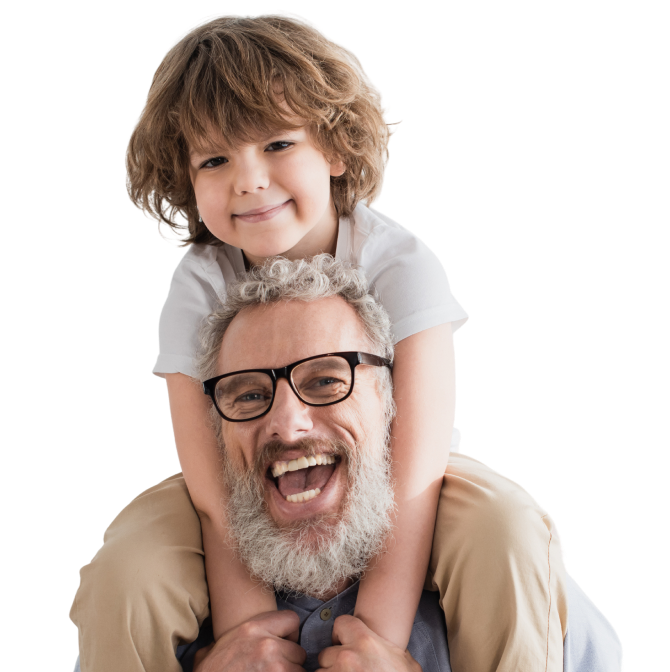 nonno-con-nipote-sulle-spalle